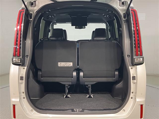 エスクァイア Gi プレミアムパッケージ ブラックテーラード 衝突軽減 盗難防止システム 3列 記録簿 スマキー DVD再生 LEDライト キーフリー オートクルーズコントロール アイドリングストップ 横滑り防止機能 エアバッグ オートエアコン ABS ETC(21枚目)