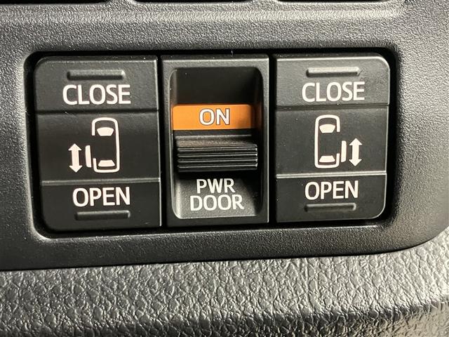 エスクァイア ハイブリッドGiプレミアムパッケジブラックテーラード 誤発進抑制機能 ドライブレコーダ Bカメラ スマートキー ナビ&TV イモビライザー LEDランプ ETC車載器 クルーズコントロール アルミ 地デジ 横滑り防止装置 キーレス ABS DVD再生(11枚目)