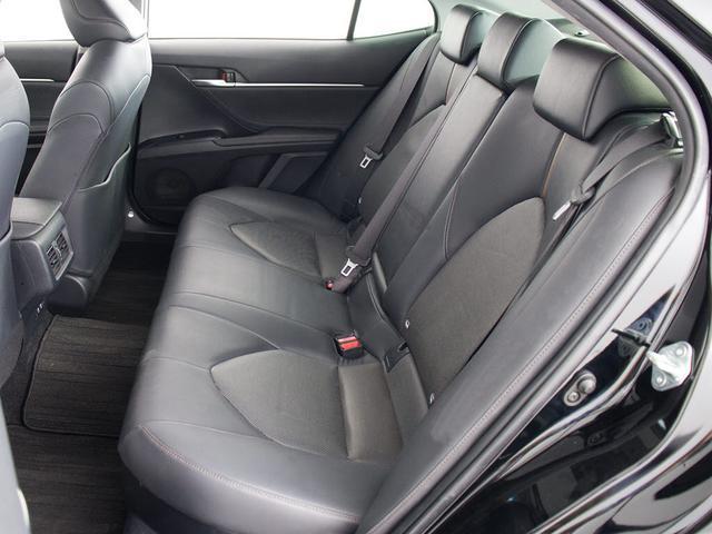 カムリ Ｇレザーパッケージ　（パノラマムーンルーフ）（新品スピンドル）（トヨタセーフティセンス）（プリクラッシュ）（レーダークルーズ）（ＬＤＡ）（メーカーオプションＳＤナビ）（ＬＥＤヘッドライト）（黒本革）（シートヒーター）（27枚目）