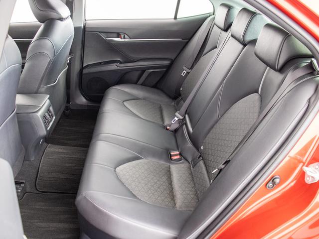 カムリ ＷＳレザーパッケージ　（禁煙）（セーフティセンス）（プリクラッシュ）（レーダークルーズ）（ＬＤＡ）（クリアランスソナー）（黒本革）（シートヒーター）（ＬＥＤヘッドライト）（メーカーオプションＳＤナビ）（Ｂｌｕｅｔｏｏｔｈ）（25枚目）