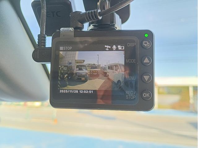 禁煙車　ケンウッドナビ　Ｂカメラ　フルセグＴＶ　Ｂｌｕｅｔｏｏｔｈ　ＤＶＤ再生　ＬＥＤヘッドライト　ＬＥＤフォグ　スマートキー　プッシュスタート　純正１５ＡＷ　ユピテル前後ドライブレコーダー　ＥＴＣ