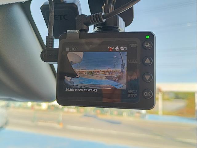 禁煙車　ケンウッドナビ　Ｂカメラ　フルセグＴＶ　Ｂｌｕｅｔｏｏｔｈ　ＤＶＤ再生　ＬＥＤヘッドライト　ＬＥＤフォグ　スマートキー　プッシュスタート　純正１５ＡＷ　ユピテル前後ドライブレコーダー　ＥＴＣ