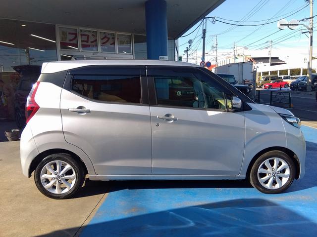 デイズ Ｘ　禁煙車　純正ナビ　アラウンドビューモニター　Ｂｌｕｅｔｏｏｔｈ　フルセグＴＶ　コーナーセンサー　インテリキー　プッシュスタート（8枚目）