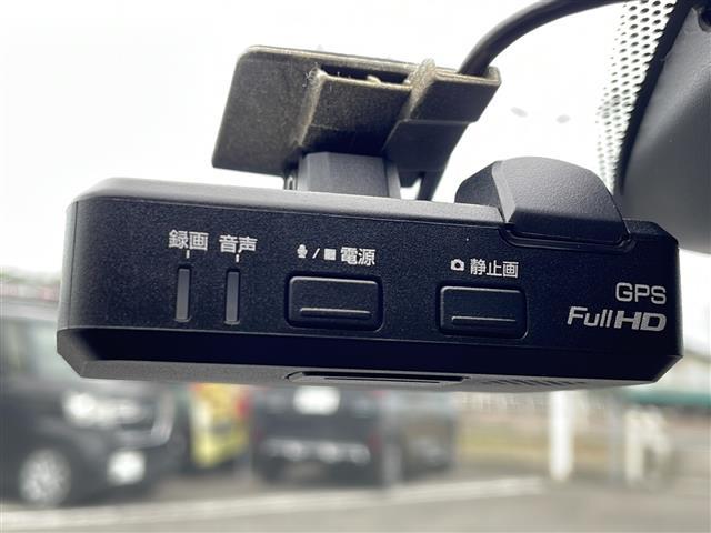 ノート ｅ－パワー　メダリスト　純正メモリナビ　ＤＴＶ　ＤＶＤ　Ｂｌｕｅｔｏｏｔｈ　衝突軽減　レーンキープアシスト　先行車発進検知　全周囲カメラ　コーナーセンサー　プッシュスタート　ＥＴＣ　ドライブレコーダー　ハーフレザー（3枚目）