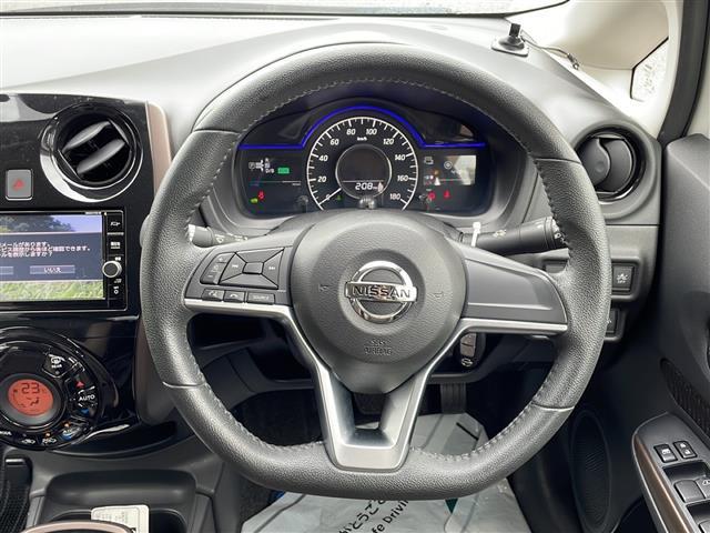 ノート ｅ－パワー　メダリスト　純正メモリナビ　ＤＴＶ　ＤＶＤ　Ｂｌｕｅｔｏｏｔｈ　衝突軽減　レーンキープアシスト　先行車発進検知　全周囲カメラ　コーナーセンサー　プッシュスタート　ＥＴＣ　ドライブレコーダー　ハーフレザー（5枚目）