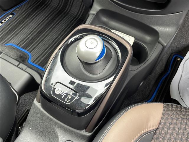 ノート ｅ－パワー　メダリスト　純正メモリナビ　ＤＴＶ　ＤＶＤ　Ｂｌｕｅｔｏｏｔｈ　衝突軽減　レーンキープアシスト　先行車発進検知　全周囲カメラ　コーナーセンサー　プッシュスタート　ＥＴＣ　ドライブレコーダー　ハーフレザー（12枚目）