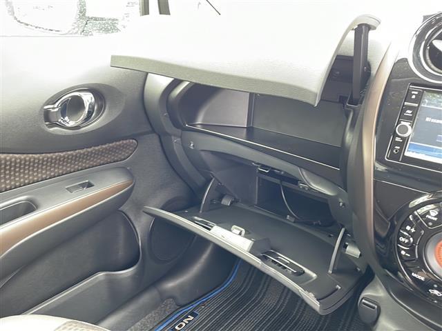 ノート ｅ－パワー　メダリスト　純正メモリナビ　ＤＴＶ　ＤＶＤ　Ｂｌｕｅｔｏｏｔｈ　衝突軽減　レーンキープアシスト　先行車発進検知　全周囲カメラ　コーナーセンサー　プッシュスタート　ＥＴＣ　ドライブレコーダー　ハーフレザー（15枚目）