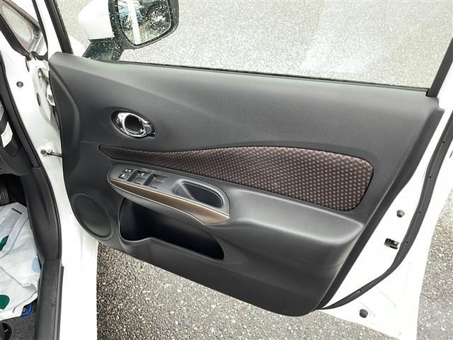 ノート ｅ－パワー　メダリスト　純正メモリナビ　ＤＴＶ　ＤＶＤ　Ｂｌｕｅｔｏｏｔｈ　衝突軽減　レーンキープアシスト　先行車発進検知　全周囲カメラ　コーナーセンサー　プッシュスタート　ＥＴＣ　ドライブレコーダー　ハーフレザー（16枚目）