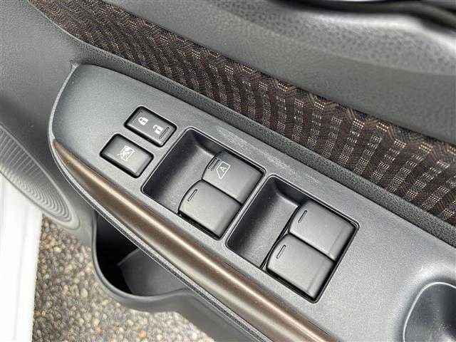 ノート ｅ－パワー　メダリスト　純正メモリナビ　ＤＴＶ　ＤＶＤ　Ｂｌｕｅｔｏｏｔｈ　衝突軽減　レーンキープアシスト　先行車発進検知　全周囲カメラ　コーナーセンサー　プッシュスタート　ＥＴＣ　ドライブレコーダー　ハーフレザー（17枚目）
