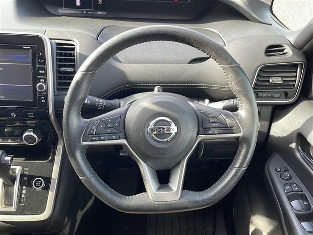 セレナ ハイウェイスター Vセレクション 純正9インチナビ(Bluetooth/AM/FM/CD/DVD) 純正フリップダウンモニター 両側パワースライドドア アラウンドビューモニター 衝突被害軽減システム バックカメラ クルーズコントロール(5枚目)