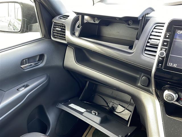 セレナ ハイウェイスター Vセレクション 純正9インチナビ(Bluetooth/AM/FM/CD/DVD) 純正フリップダウンモニター 両側パワースライドドア アラウンドビューモニター 衝突被害軽減システム バックカメラ クルーズコントロール(19枚目)