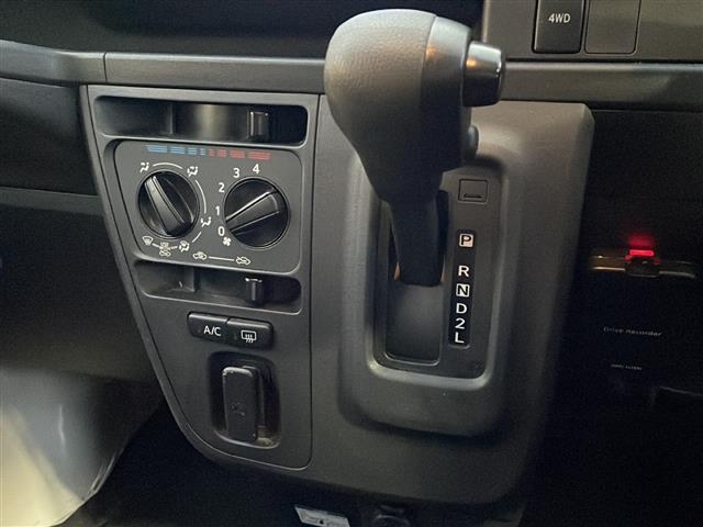 ハイゼットカーゴ DX SA III 4WD ナビ:NSZN-W71D(BT/DTV/FM/AM/フルセグ) バックカメラ オートライト ETC 衝突軽減 アイドリングストップ コーナーセンサー ドアバイザー(11枚目)