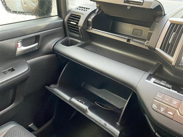 ステップワゴンスパーダ Ｚ　クールスピリット　４ＷＤ　ナビ；ＶＸＭ－１３５ＶＦＮｉ（ＤＴＶ／フルセグ）　バックカメラ　ビルトインＥＴＣ　オートライト　両側電動ドア　アイドリングストップ　スペアキー１本　パドルシフト　ステアリングスイッチ（13枚目）