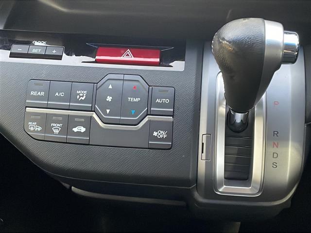 ステップワゴンスパーダ Ｚ　クールスピリット　４ＷＤ　ナビ；ＶＸＭ－１３５ＶＦＮｉ（ＤＴＶ／フルセグ）　バックカメラ　ビルトインＥＴＣ　オートライト　両側電動ドア　アイドリングストップ　スペアキー１本　パドルシフト　ステアリングスイッチ（14枚目）