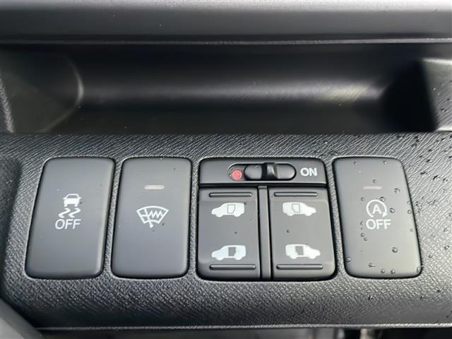 ステップワゴンスパーダ Ｚ　クールスピリット　４ＷＤ　ナビ；ＶＸＭ－１３５ＶＦＮｉ（ＤＴＶ／フルセグ）　バックカメラ　ビルトインＥＴＣ　オートライト　両側電動ドア　アイドリングストップ　スペアキー１本　パドルシフト　ステアリングスイッチ（16枚目）