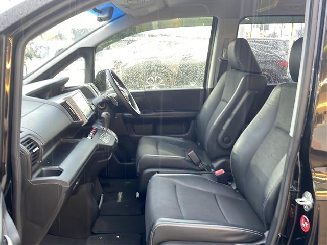 ステップワゴンスパーダ Ｚ　クールスピリット　４ＷＤ　ナビ；ＶＸＭ－１３５ＶＦＮｉ（ＤＴＶ／フルセグ）　バックカメラ　ビルトインＥＴＣ　オートライト　両側電動ドア　アイドリングストップ　スペアキー１本　パドルシフト　ステアリングスイッチ（23枚目）