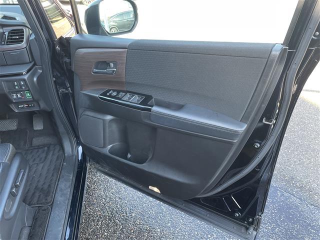 オデッセイ アブソルート　純正１０インチメモリナビ：ＶＸＵ－２１７ＤＹｉ　マルチビューカメラ　レーダークルーズコントロール　ジェスチャーコントロール・パワースライドドア　前後コーナーセンサー　ＥＴＣ２．０　パドルシフト（19枚目）