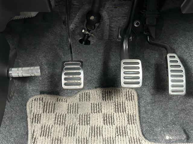 アルトワークス ベースグレード　社外ナビ　ＣＤ　ターボ車　横滑り防止装置　純正１５インチアルミホイール　オートエアコン　レカロシート　プッシュスタート　スマートキー　オートライト　ダブルエアバック（20枚目）