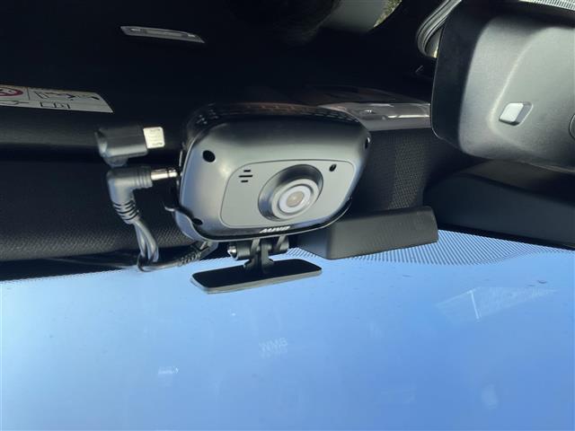 １シリーズ １１８ｉ　Ｍスポーツ　エディションシャドー　純正ナビ　ＥｄｉｔｉｏｎＳｈａｄｏｗ　ＢＭＷコネクテッドドライブ　前後ドライブレコーダー　ＬＥＤヘッドライト　バックカメラ　純正１８インチアルミホイール　ミラー内蔵型ＥＴＣ　パワーシート（9枚目）