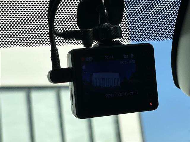 カローラツーリング ハイブリッド　ダブルバイビー　純正ナビ　バックカメラ　アダプティクブクルーズコントロール　レーンアシスト　クリアランスソナー　横滑り防止装置　シートヒーター　ＢＳＭ　ＨＵＤ　オートホールド　ステアリングヒータ　ドラレコ　ＥＴＣ（19枚目）