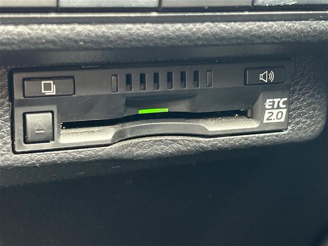 カローラツーリング ハイブリッド　ダブルバイビー　純正ナビ　バックカメラ　アダプティクブクルーズコントロール　レーンアシスト　クリアランスソナー　横滑り防止装置　シートヒーター　ＢＳＭ　ＨＵＤ　オートホールド　ステアリングヒータ　ドラレコ　ＥＴＣ（20枚目）