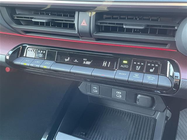 プリウス Ｚ　純正ナビ　全方位カメラ　ＡＣＣ　レーンアシスト　クリアランスソナー　プリクラ　ブレーキーホールド　１００Ｖ充電　エアシートヒーター　パワーシートメモリー機能付き　ＢＳＭ　パワーバックドア　ＥＴＣ２．０（13枚目）