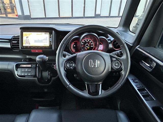 N-BOXカスタム 2トーンカラースタイル G・ターボLパッケージ 純正ナビ バックカメラ 衝突軽減ブレーキー 横滑り防止装置 パドルシフト クルーズコントロール LEDヘッドライト 両側パワースライドドア ハーフレザーシート チップアップシート フルフラット ETC(9枚目)