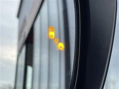 【ブラインドスポットモニター】レーダーで隣車線上の側方および後方から接近する車両を検知すると、検知した側のドアミラーの鏡面に備えたインジケーターの点灯でドライバーに通知します。 7