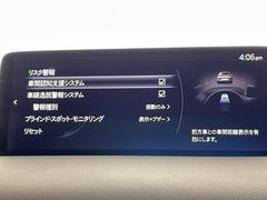 【アラウンドビューモニター＆バックモニター】車両の全方位と後方のカメラ映像を映し出すので車内の状況や悪天候などに影響されずいつでもクリアな視界が得られます。 3