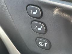 【メモリ付きパワーシート】それぞれのスイッチを押すと、あらかじめ設定したドライビングポジションに自動で調整してくれます。シートポジションがしっかり決まると、運転操作が楽になりますね！ 6