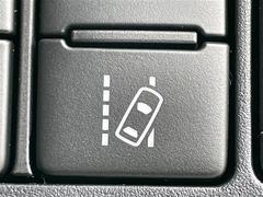 【レーンキープアシスト】音と表示でドライバーに注意を喚起するとともに、ステアリング操作をアシストして車線からの逸脱を抑制します。 7