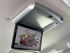 【フリップダウンモニター（後席モニター）】天井にはフリップダウンモニターも装備されております。ロングドライブでも快適にお過ごしいただけます。 5