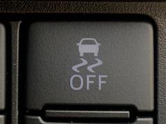 【横滑り防止装置】急なハンドル操作時や滑りやすい路面を走行中に車両の横滑りを感知すると、自動的に車両の進行方向を保つように車両を制御します。 7