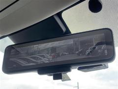 【デジタルルームミラー】車両後方カメラの映像をルームミラーに映すことが出来ます。　そのため、後席に人や荷物があって後方が見えづらい場合でもしっかり視界を確保することが出来ます。 5