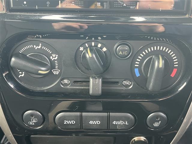 ジムニー ランドベンチャー ターボ 社外メモリナビ フルセグ スズキ純正アルミ リモコンキー 運転席シートヒーター MTモード付AT ETC 背面タイヤステアリングスイッチ 純正フロアマット 社外ドアバイザー 横滑り防止(17枚目)