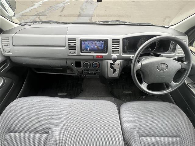 ハイエースバン ロングDX 車イス移動車 片側スライドドア 社外SDナビ(DVD/CD/BT) フルセグ バックカメラ MTモード付AT 純正フロアマット 純正ドアバイザー パワーステアリング パワーウィンドウ 保証書 取扱説明書 記録簿(2枚目)