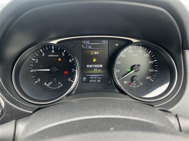 エクストレイル ２０Ｘｔｔ　エマージェンシーブレーキパッケージ　純正ＳＤナビ（ＤＶＤ／ＣＤ／ＢＴ）　フルセグ　全方位カメラ　日産純正アルミ　スマートキー　アイドリングストップ　プッシュスタート　クルーズコントロール追従走行なし　レーンキープアシスト　横滑り防止（2枚目）