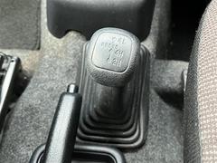 ◆２ＷＤ・４ＷＤ切替え機構。パートタイム４ＷＤ車において、２ＷＤと４ＷＤの駆動方式を切り替える装置をいう。それぞれの特徴に合わせて、走行シーンにあった駆動方式を選ぶことが可能。 7