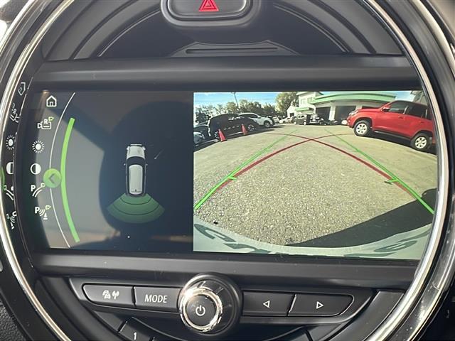 ＭＩＮＩ クーパーＤ　クラブマン　純正メーカーナビ　バックカメラ　社外１６インチアルミ　純正アルミ夏タイヤ積込　プッシュスタート　　保証書・取説（3枚目）