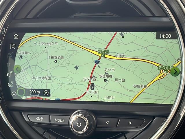 ＭＩＮＩ クーパーＤ　クラブマン　純正メーカーナビ　バックカメラ　社外１６インチアルミ　純正アルミ夏タイヤ積込　プッシュスタート　　保証書・取説（4枚目）