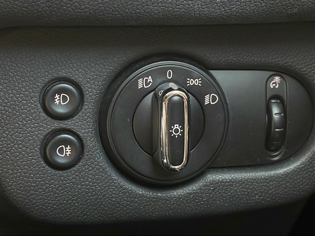ＭＩＮＩ クーパーＤ　クラブマン　純正メーカーナビ　バックカメラ　社外１６インチアルミ　純正アルミ夏タイヤ積込　プッシュスタート　　保証書・取説（6枚目）