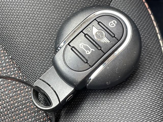 ＭＩＮＩ クーパーＤ　クラブマン　純正メーカーナビ　バックカメラ　社外１６インチアルミ　純正アルミ夏タイヤ積込　プッシュスタート　　保証書・取説（8枚目）