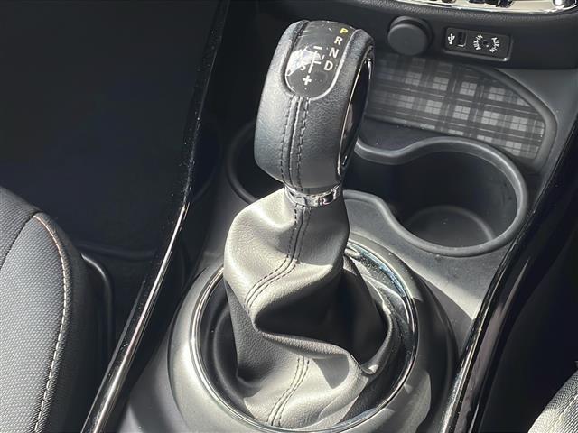 ＭＩＮＩ クーパーＤ　クラブマン　純正メーカーナビ　バックカメラ　社外１６インチアルミ　純正アルミ夏タイヤ積込　プッシュスタート　　保証書・取説（12枚目）