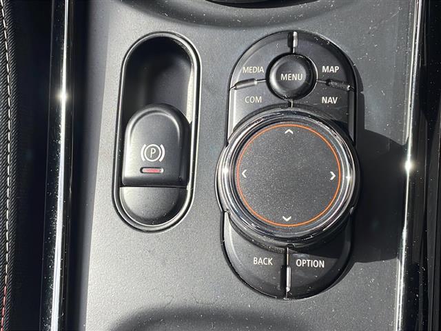 ＭＩＮＩ クーパーＤ　クラブマン　純正メーカーナビ　バックカメラ　社外１６インチアルミ　純正アルミ夏タイヤ積込　プッシュスタート　　保証書・取説（13枚目）