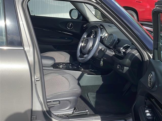 ＭＩＮＩ クーパーＤ　クラブマン　純正メーカーナビ　バックカメラ　社外１６インチアルミ　純正アルミ夏タイヤ積込　プッシュスタート　　保証書・取説（15枚目）