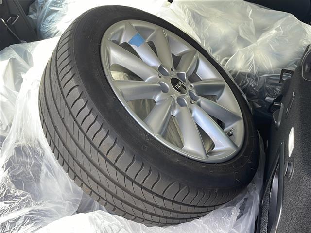 ＭＩＮＩ クーパーＤ　クラブマン　純正メーカーナビ　バックカメラ　社外１６インチアルミ　純正アルミ夏タイヤ積込　プッシュスタート　　保証書・取説（32枚目）