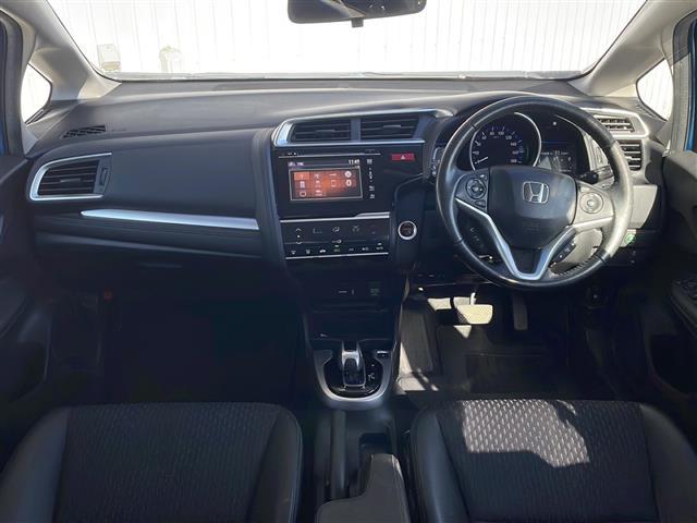 フィットハイブリッド Lパッケージ 純正ナビ バックカメラ ハーフレザーシート ETC 社外15インチアルミ ホイール付き冬タイヤ積込 クルーズコントロール 社外マフラー マフラー積込☆取説☆スぺアキ―(2枚目)