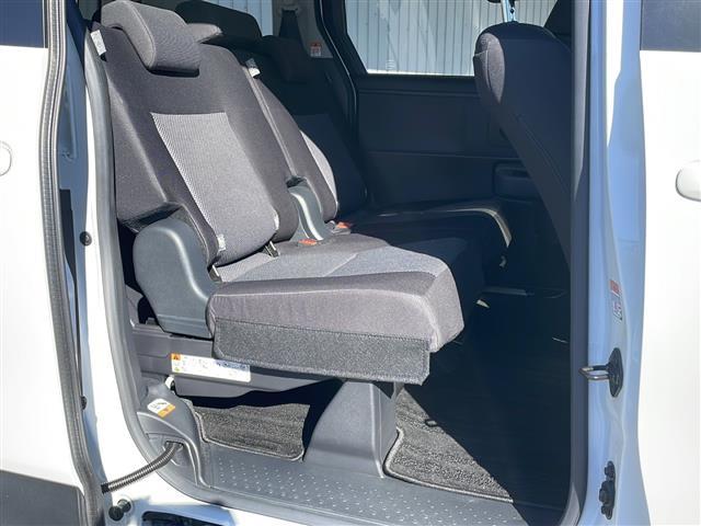 シエンタ ハイブリッドG トヨタセーフティセンス 純正メーカーナビフルセグTV バックカメラ ETC2・0 両側パワースライドドア オートクルーズコントロール オートハイビーム スマートキー 保証書・取説 スペアキー(18枚目)