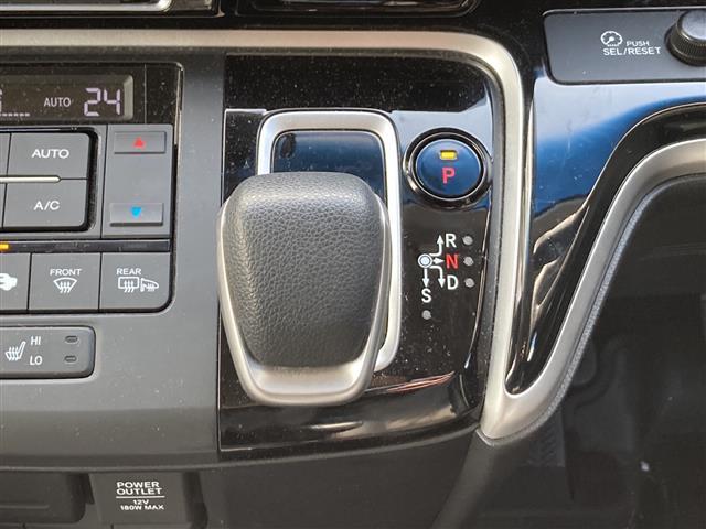 ステップワゴン ｅ：ＨＥＶモデューロＸ　ホンダセンシング　ワンオーナー　Ｇａｔｈｅｒｓ１０インチナビ　マルチビューカメラ　純正フリップダウンモニター　両側パワースライドドア　衝突被害軽減ブレーキ　路線逸脱警報　オートハイビーム　アダプティブクルーズコントロー（12枚目）