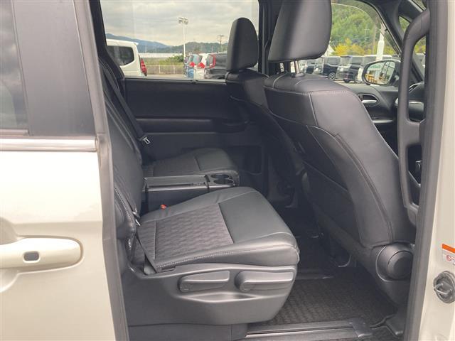 ノア ハイブリッドＳ－Ｚ　純正１０．５インチディスプレイオーディオ　パノラマミックビューモニター　純正フリップダウンモニター　両側パワースライドドア　プリクラッシュセーフティ　レーンディパーチャーアラート　オートハイビーム（25枚目）